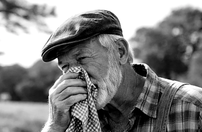 Boer snuit zijn neus